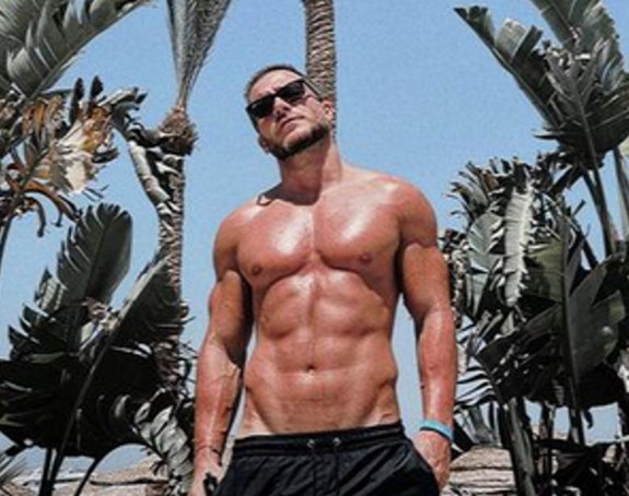 Pjevač Saša Kovačević pokazao mišiće