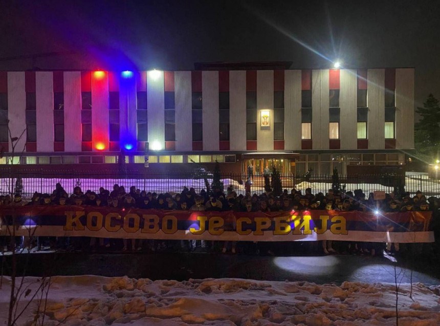 Navijači ruskih klubova ispred srpske ambasade