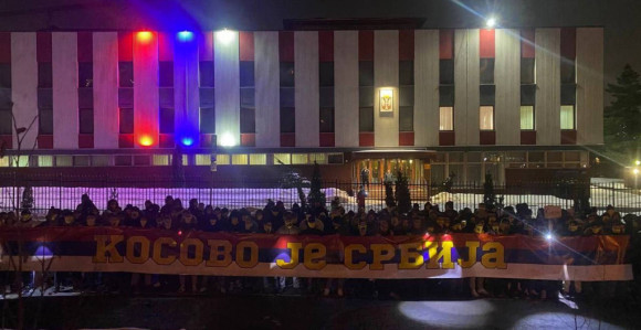 Navijači ruskih klubova ispred srpske ambasade