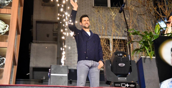 Novak Đoković napravio feštu ispred restorana