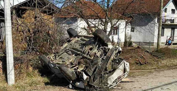 Bratunac: Vozilom sletio i prevrnuo se, vozač povrijeđen