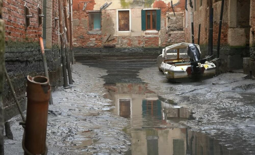 Kanali u Veneciji presušili, prepuni blata i đubreta