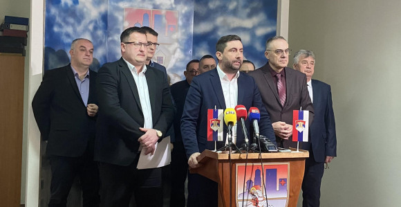 SDS pravi rez, Vlada da riješi goruća pitanja