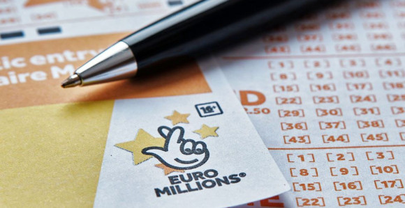 Dok je čistio svoj automobil pronašao dobitni lutrijski tiket