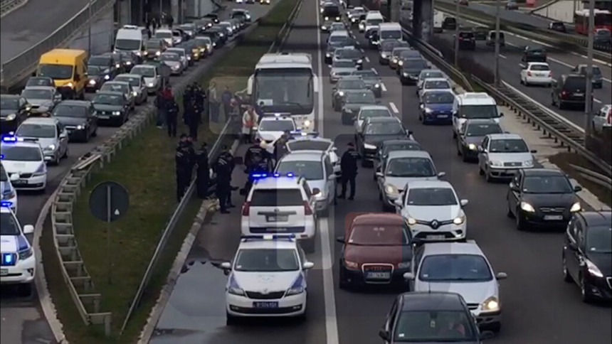 Drama: Pajserima i flašama razbili stakla na autobusu