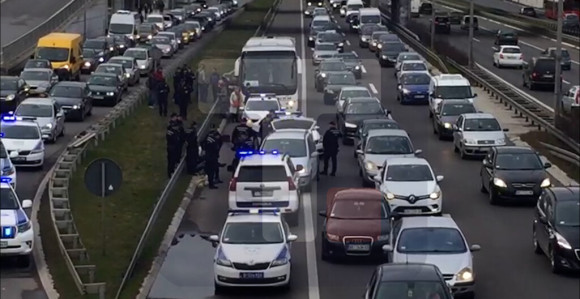 Drama: Pajserima i flašama razbili stakla na autobusu