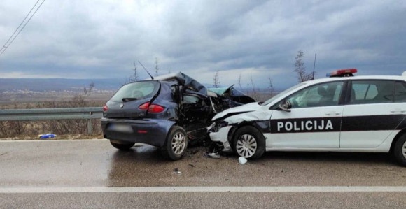 Poginuo muškarac, tri policajaca povrijeđena