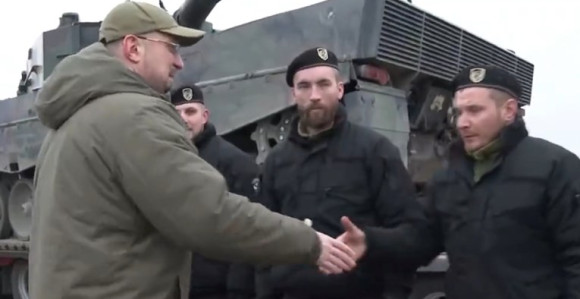 Poljska predala Ukrajini prve Leoparde (VIDEO)