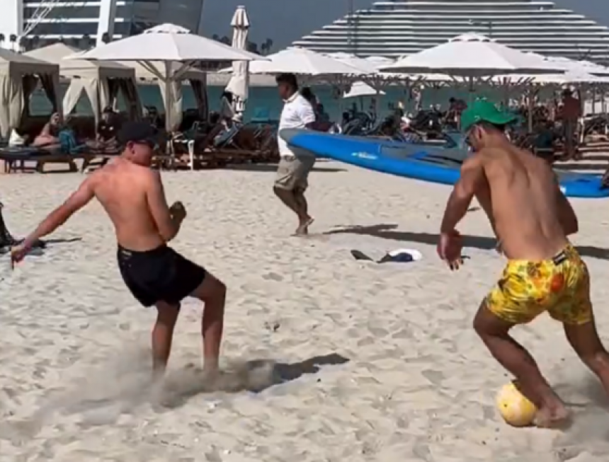 Ђоковић пред Дубаи: Фудбал са дјецом на плажи (ВИДЕО)