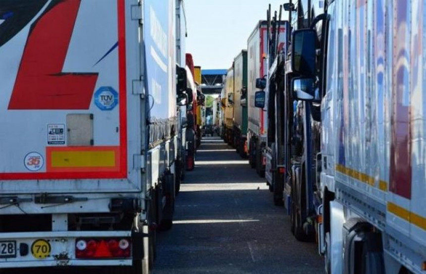 Камиони на граници с Хрватском и даље чекају сатима