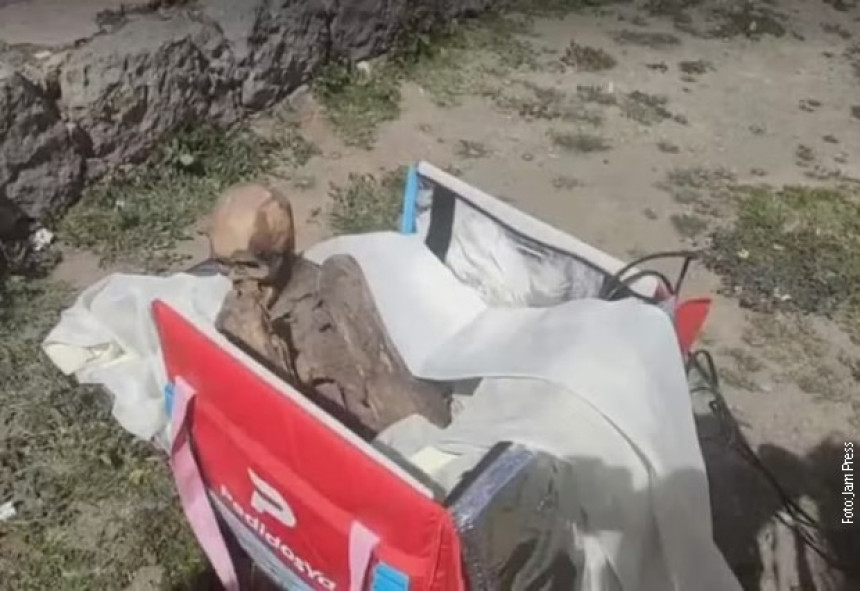 Dostavljač nosio mumiju staru 800 godina u frižider torbi da je pokaže prijateljima!