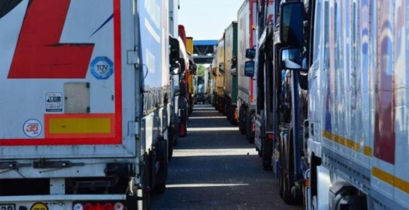 Kamioni na granici s Hrvatskom i dalje čekaju satima