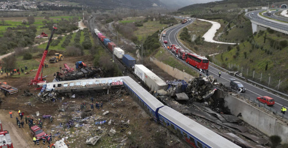 Stravični prizori nakon sudara vozova u Grčkoj: Najmanje 30 poginulih, traga se za nestalim