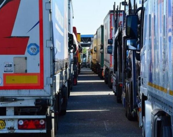 Камиони на граници с Хрватском и даље чекају сатима