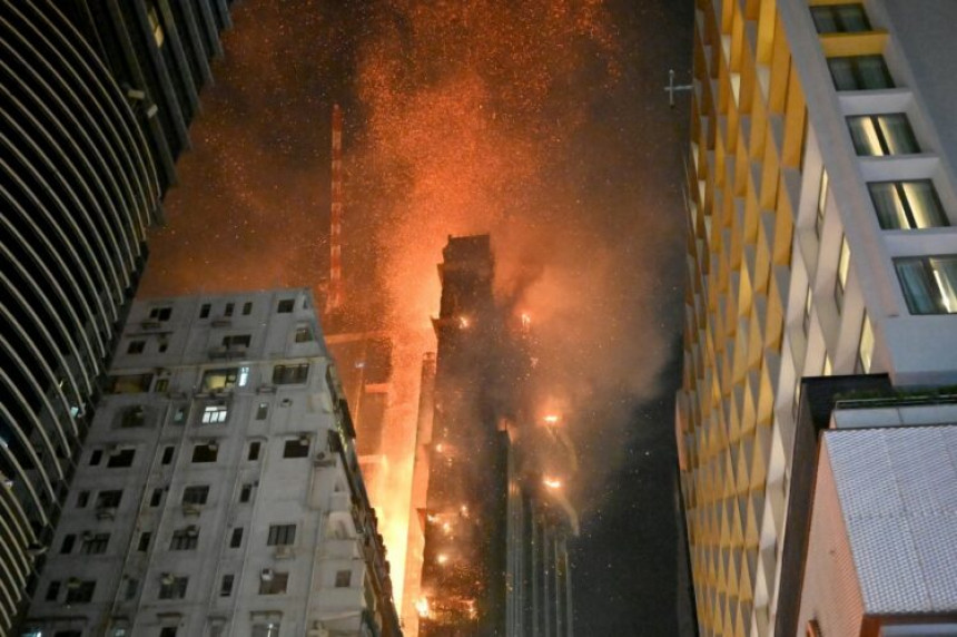 Горио небодер у Хонг Конгу: 130 људи евакуисано