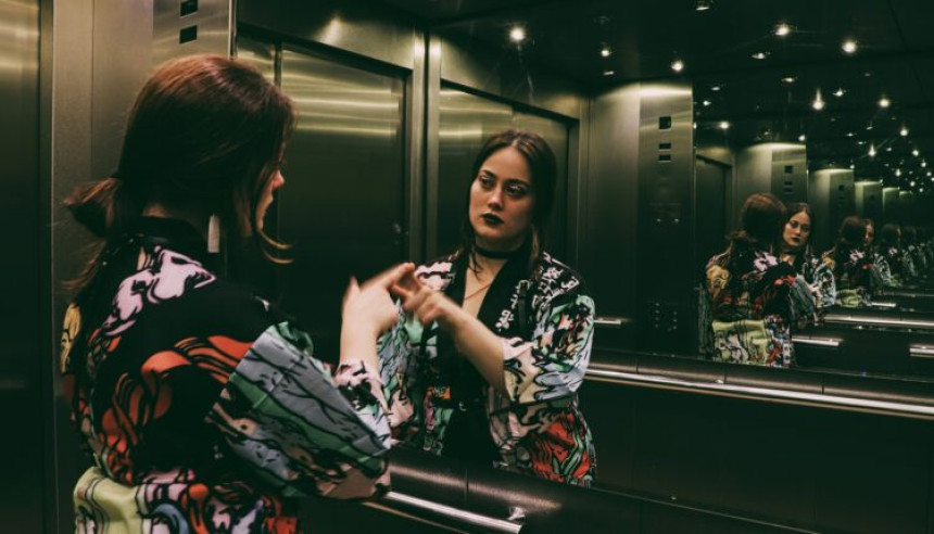 Zašto u svakom liftu postoji ogledalo?