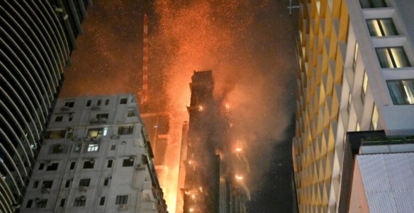 Горио небодер у Хонг Конгу: 130 људи евакуисано
