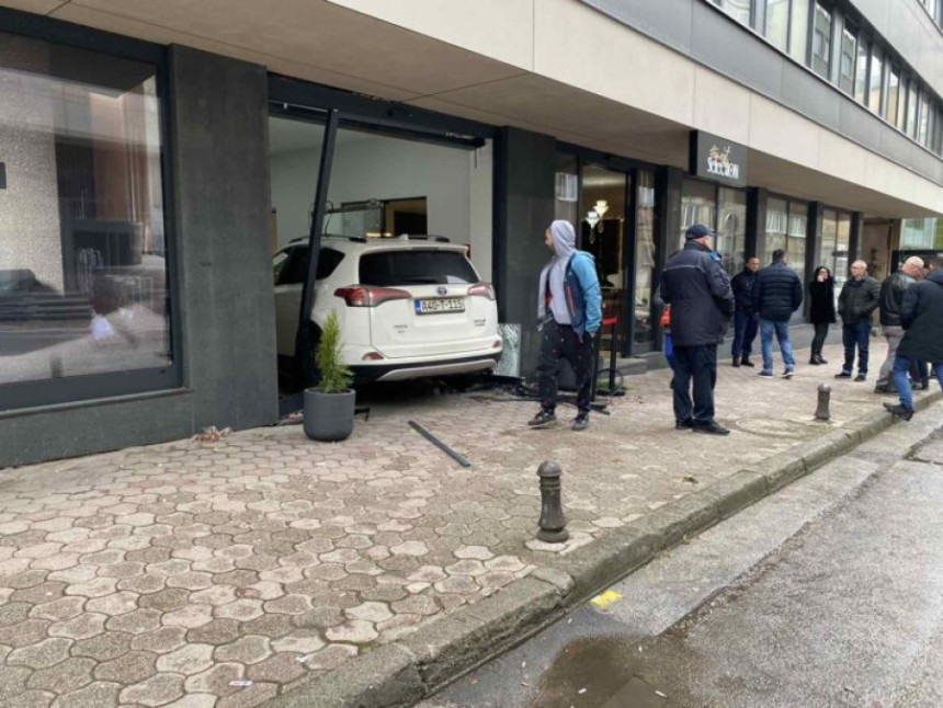 Incident na Markalama: Džipom uletio u zgradu