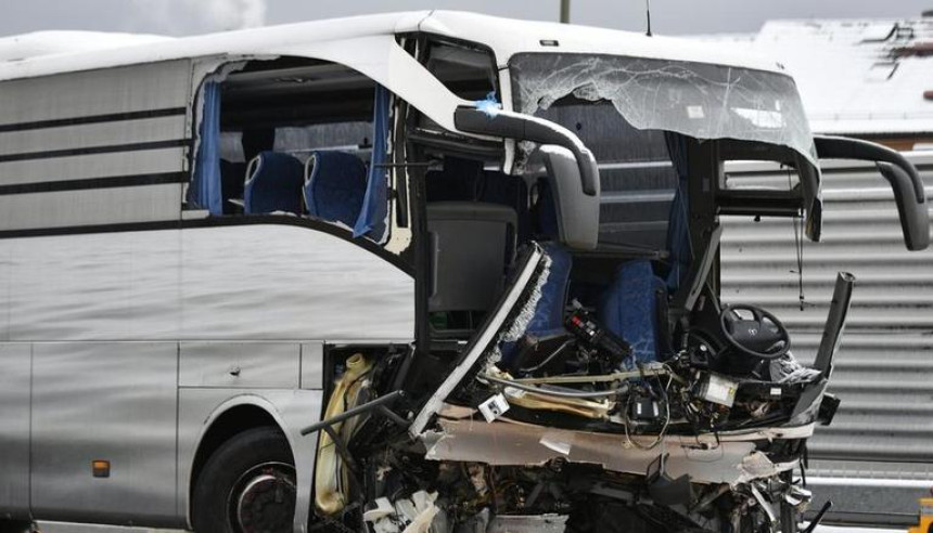Аутобус са дјецом се сурвао низ падину на Алпима