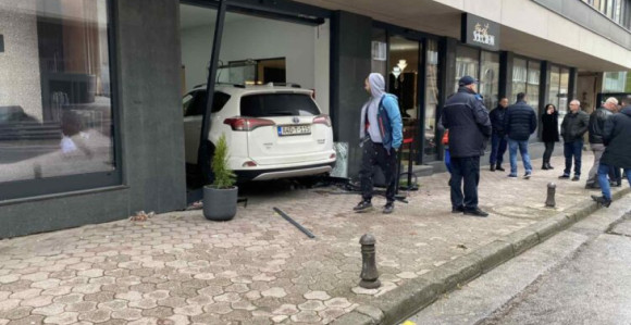 Incident na Markalama: Džipom uletio u zgradu