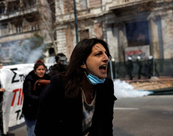 Neredi u Atini, suzavac i šok bombe (VIDEO)