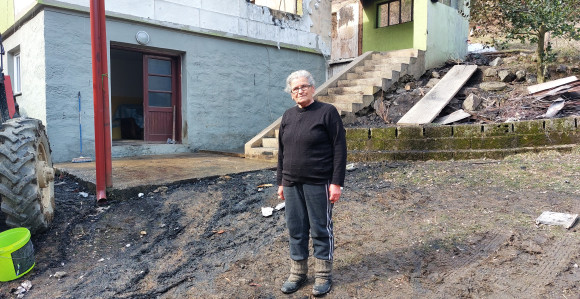 Потребна помоћ старици, пожар прогутао кућу