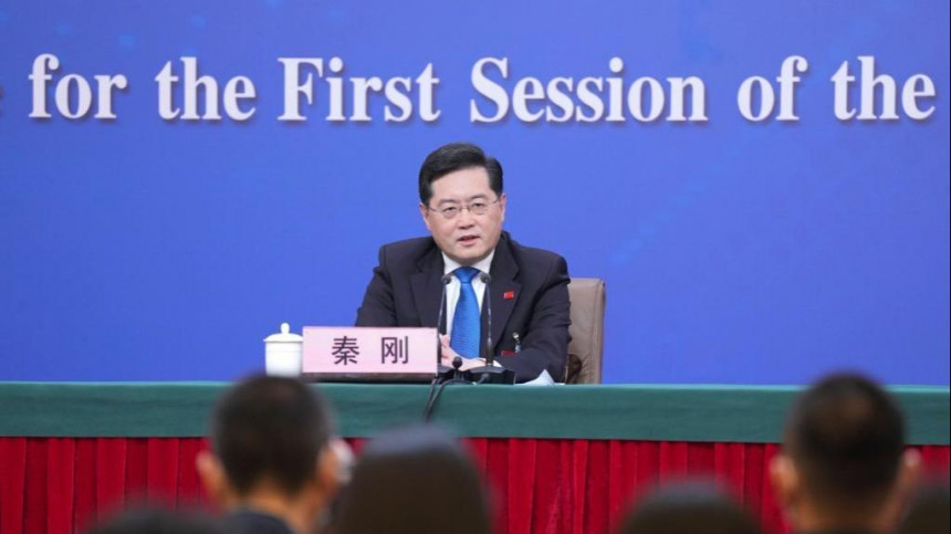 Кинески министар иностраних послова са новинарима о дипломатији