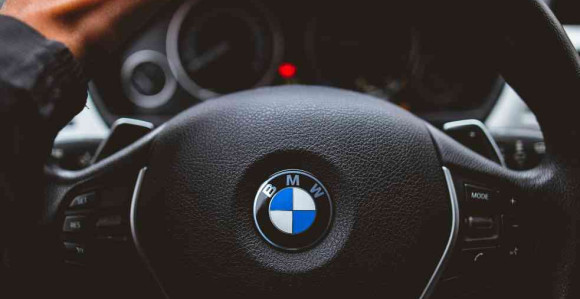 Otac demolirao BMW da ga pijani sin ne bi vozio