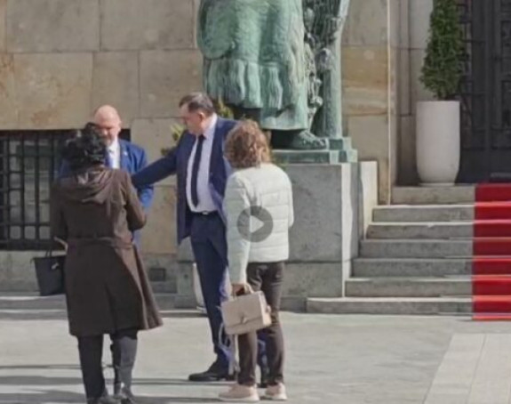 Dodik udijelio novac ženi sa bebom u kolicima