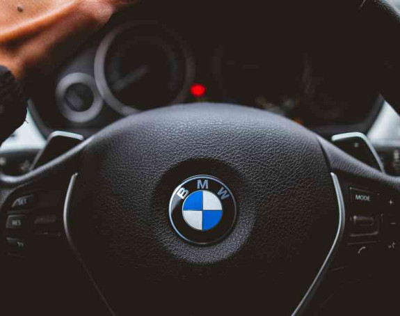 Otac demolirao BMW da ga pijani sin ne bi vozio