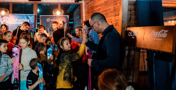 Za mališane na Jahorini 35 pari skija iz Mozzarta