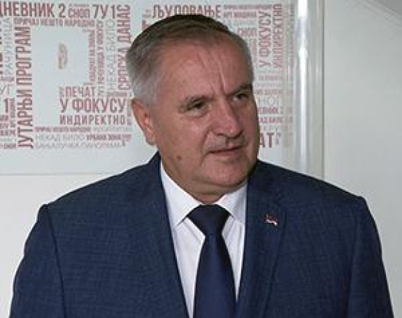 Sramno premijerovo pravdanje u vezi spornog zakona