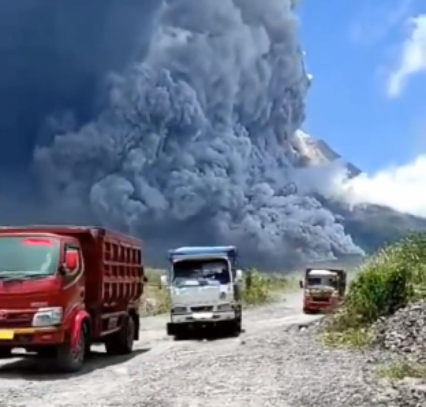Eruptirao vulkan: Sela pod pepelom, lava teče (VIDEO)