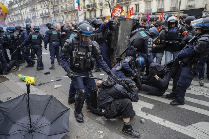 Haos u Parizu: Sukob policije i demonstranata
