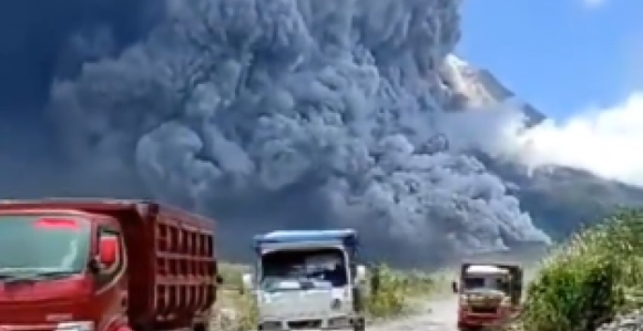 Eruptirao vulkan: Sela pod pepelom, lava teče (VIDEO)