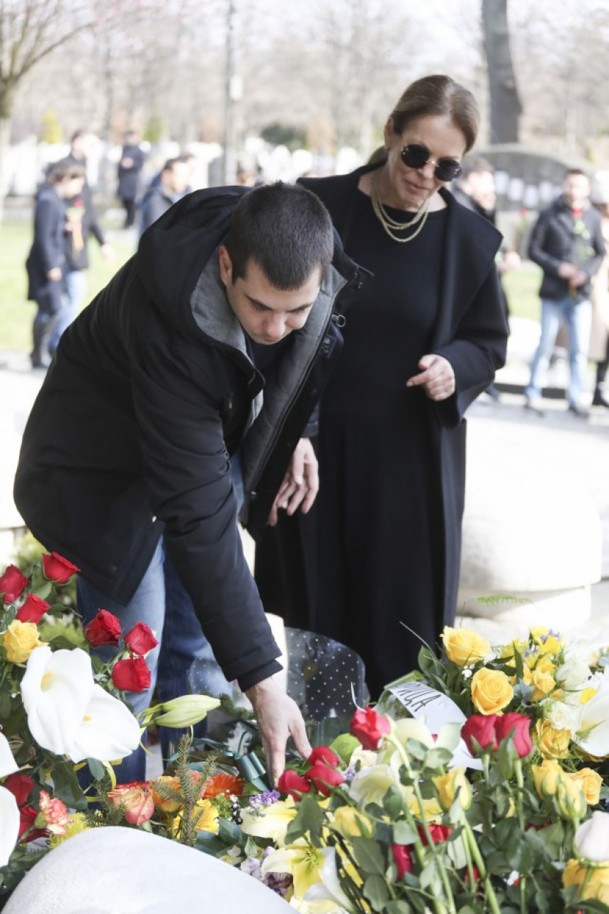 Ђинђићева породица положила вијенац на његов гроб