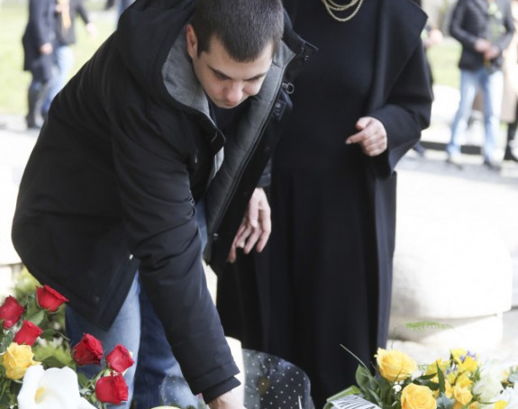 Ђинђићева породица положила вијенац на његов гроб