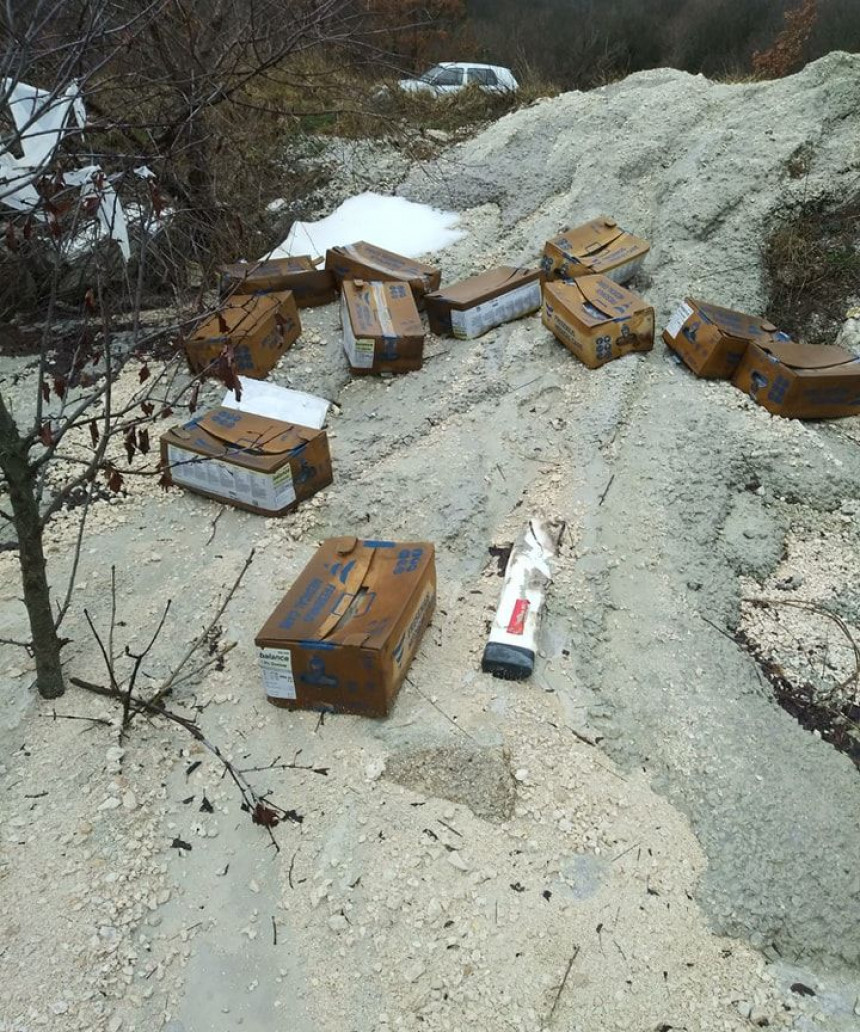 Na Buškom jezeru medicinski otpad odbačen (FOTO)