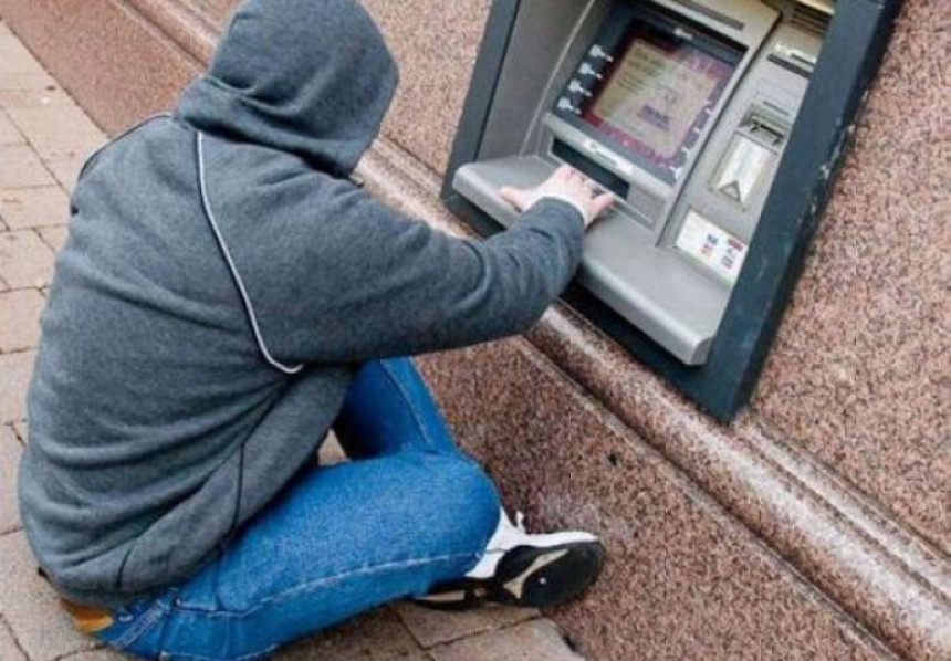 Маскирани отац случајно покушао да опљачка сина на банкомату!