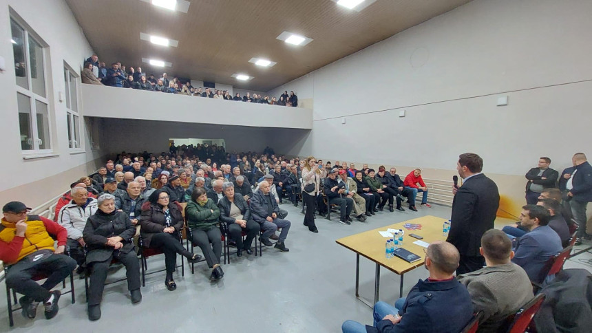 Jedan čovjek okupio više ljudi nego 16 stranaka (FOTO)