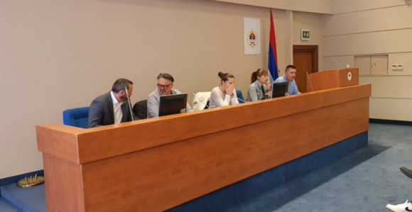 Novinari i političari različito čitaju isti tekst