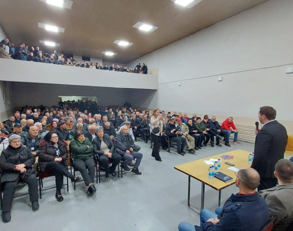 Jedan čovjek okupio više ljudi nego 16 stranaka (FOTO)