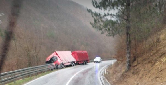 Kamion probio bankinu i sletio sa puta kod Jajca