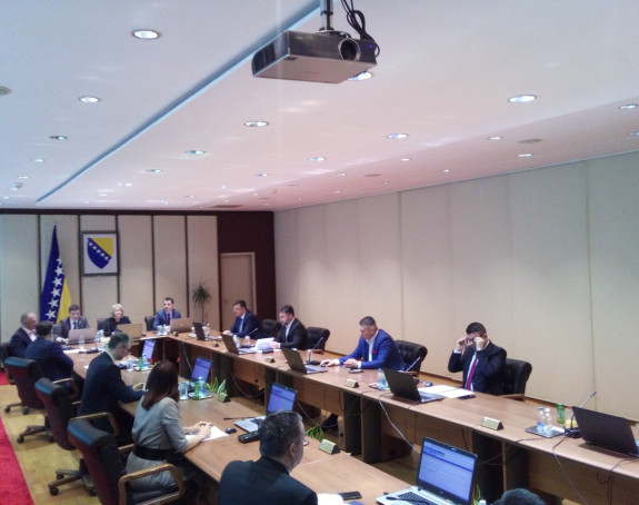 Usvojen nacrt budžeta, povećane plate političarima