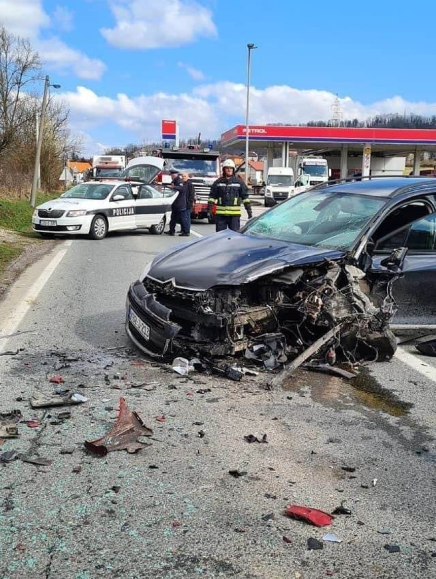 Teška saobraćajna nesreća kod Tuzle, troje povrijeđeno