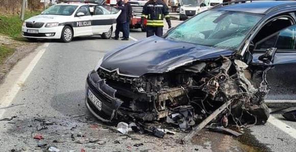 Teška saobraćajna nesreća kod Tuzle, troje povrijeđeno