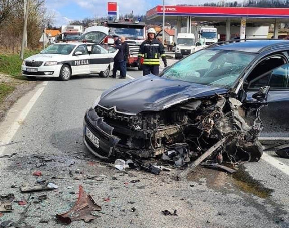 Teška saobraćajna nesreća kod Tuzle, troje povrijeđeno