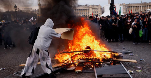 Haos u Parizu: 61 osoba uhapšena (VIDEO)