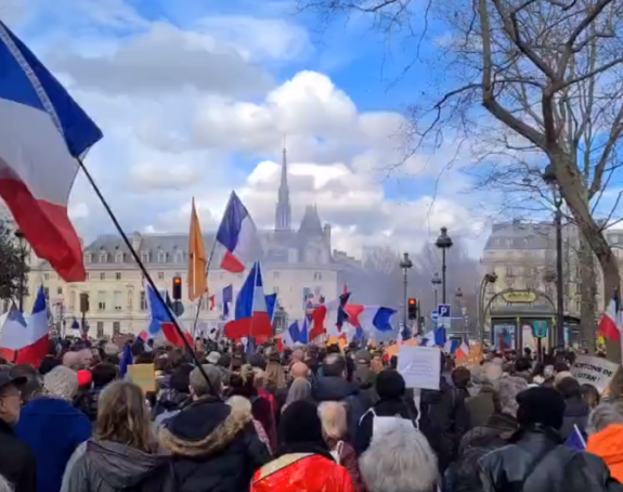 Pariz: Miting protiv isporuke oružja Ukrajini i NATO-a 