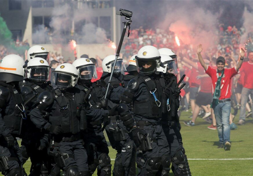 Policija rastjerala navijače vodenim topovima